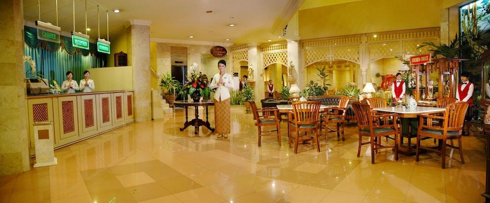 Hotel Indah Palace Solo Bagian luar foto